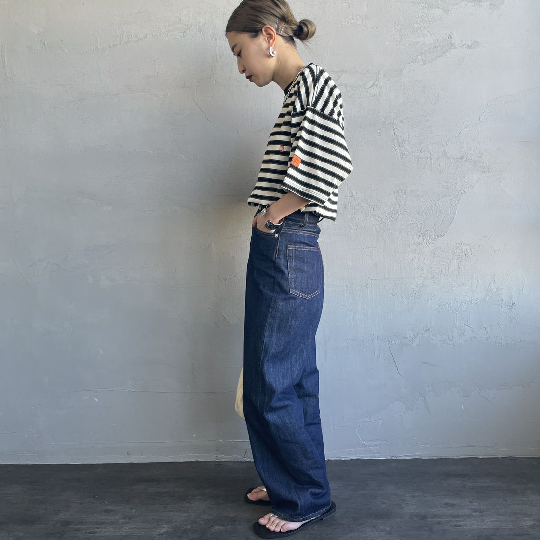 UNIVERSAL OVERALL [ユニバーサルオーバーオール] 別注 ワイドシルエット ポケットTシャツ [U2512815IN-JF] WHT BORDER &&モデル身長：150cm 着用サイズ：F&&