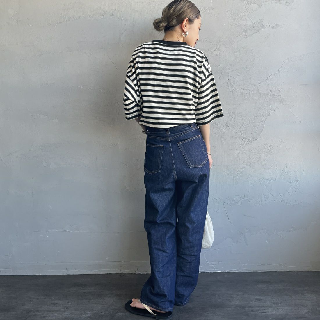 UNIVERSAL OVERALL [ユニバーサルオーバーオール] 別注 ワイドシルエット ポケットTシャツ [U2512815IN-JF] WHT BORDER &&モデル身長：150cm 着用サイズ：F&&