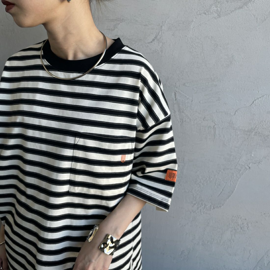 UNIVERSAL OVERALL [ユニバーサルオーバーオール] 別注 ワイドシルエット ポケットTシャツ [U2512815IN-JF] WHT BORDER &&モデル身長：150cm 着用サイズ：F&&