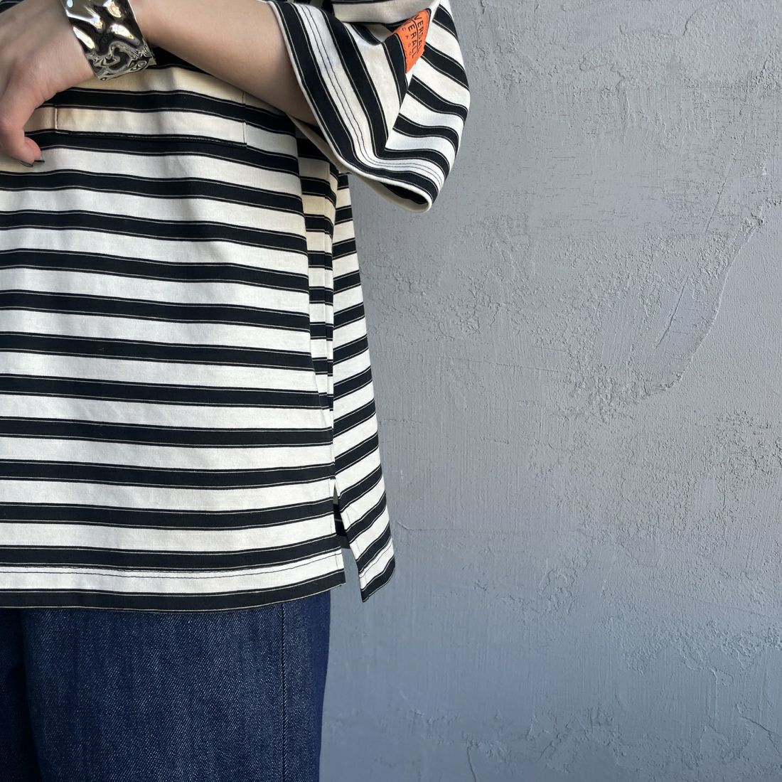 UNIVERSAL OVERALL [ユニバーサルオーバーオール] 別注 ワイドシルエット ポケットTシャツ [U2512815IN-JF] WHT BORDER &&モデル身長：150cm 着用サイズ：F&&