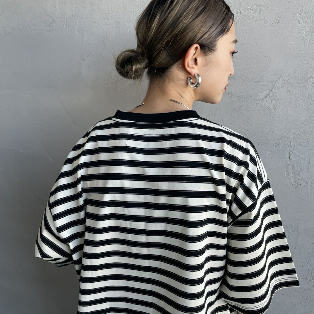 UNIVERSAL OVERALL [ユニバーサルオーバーオール] 別注 ワイドシルエット ポケットTシャツ [U2512815IN-JF] WHT BORDER &&モデル身長：150cm 着用サイズ：F&&