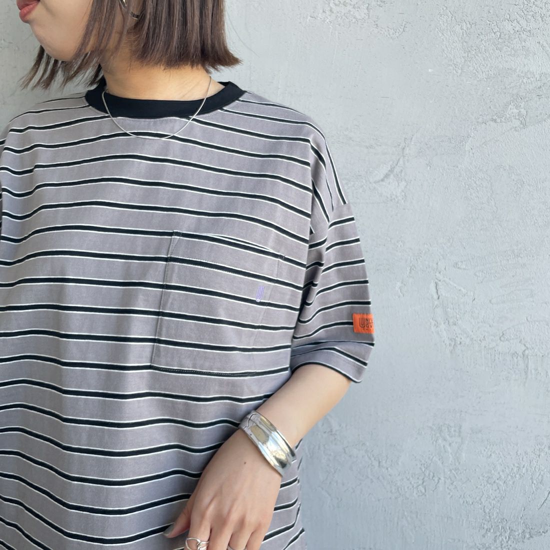 UNIVERSAL OVERALL [ユニバーサルオーバーオール] 別注 ワイドシルエット ポケットTシャツ [U2512815IN-JF] GRY BORDER &&モデル身長：160cm 着用サイズ：F&&