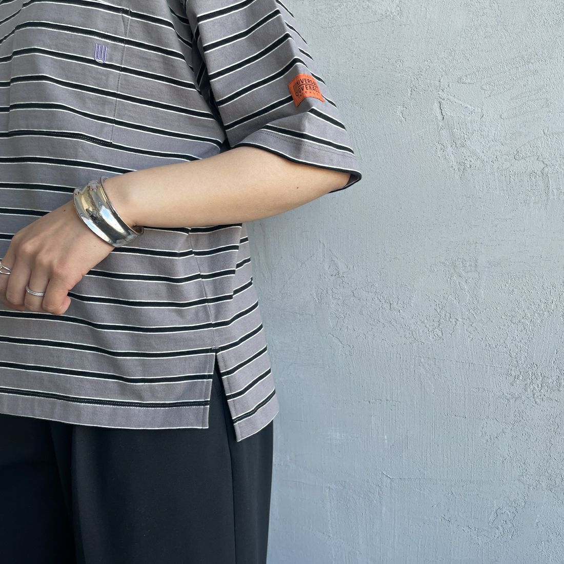 UNIVERSAL OVERALL [ユニバーサルオーバーオール] 別注 ワイドシルエット ポケットTシャツ [U2512815IN-JF] GRY BORDER &&モデル身長：160cm 着用サイズ：F&&