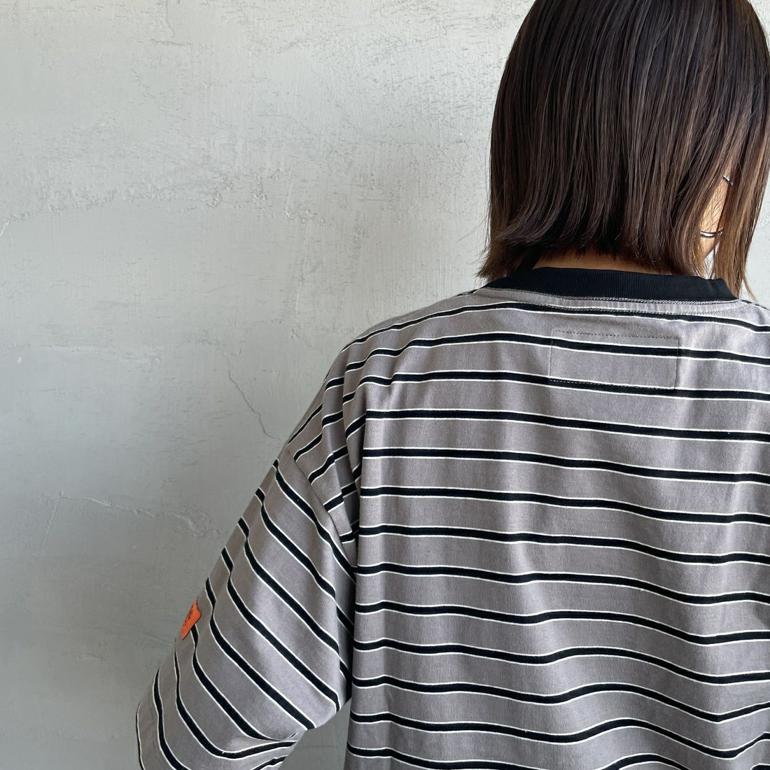 UNIVERSAL OVERALL [ユニバーサルオーバーオール] 別注 ワイドシルエット ポケットTシャツ [U2512815IN-JF] GRY BORDER &&モデル身長：160cm 着用サイズ：F&&