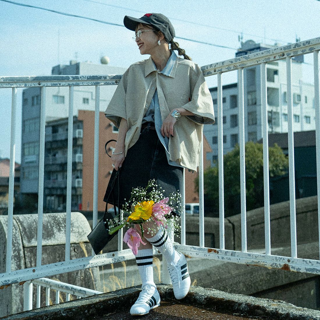 UNIVERSAL OVERALL [ユニバーサルオーバーオール] 別注 ビッグポケットショートスリーブワイドシャツ [U2523157IN-JF] BEIGE &&モデル身長：150cm 着用サイズ：F&&