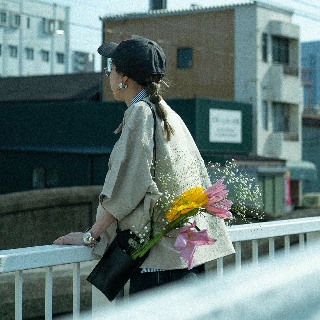 UNIVERSAL OVERALL [ユニバーサルオーバーオール] 別注 ビッグポケットショートスリーブワイドシャツ [U2523157IN-JF] BEIGE &&モデル身長：150cm 着用サイズ：F&&