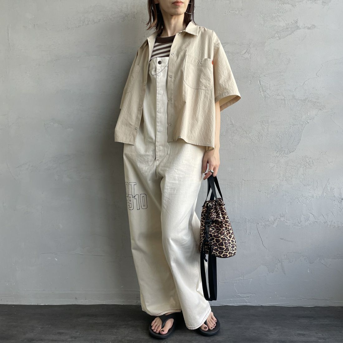 UNIVERSAL OVERALL [ユニバーサルオーバーオール] 別注 ビッグポケットショートスリーブワイドシャツ [U2523157IN-JF] BEIGE &&モデル身長：158cm 着用サイズ：F&&