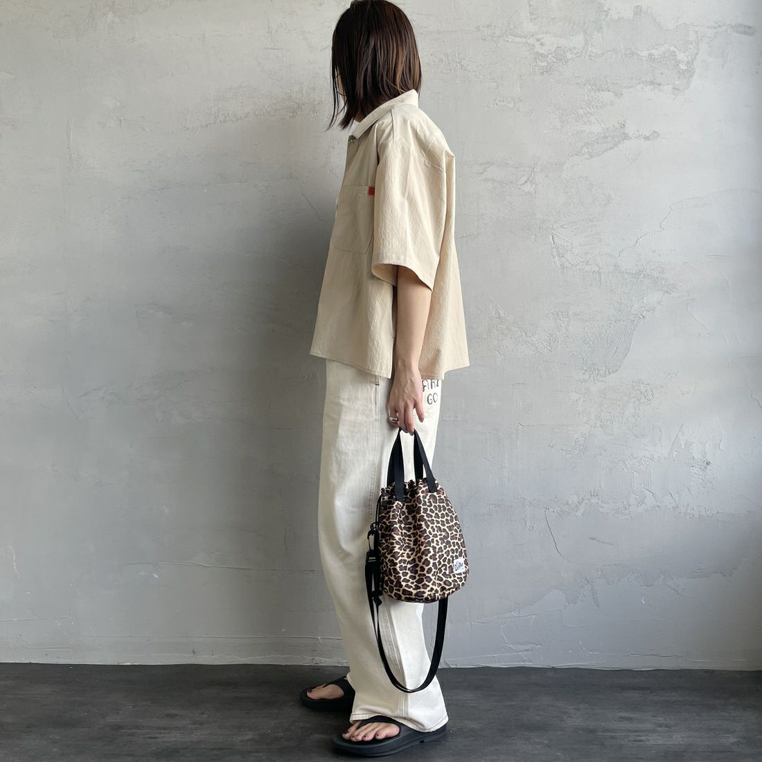 UNIVERSAL OVERALL [ユニバーサルオーバーオール] 別注 ビッグポケットショートスリーブワイドシャツ [U2523157IN-JF] BEIGE &&モデル身長：158cm 着用サイズ：F&&
