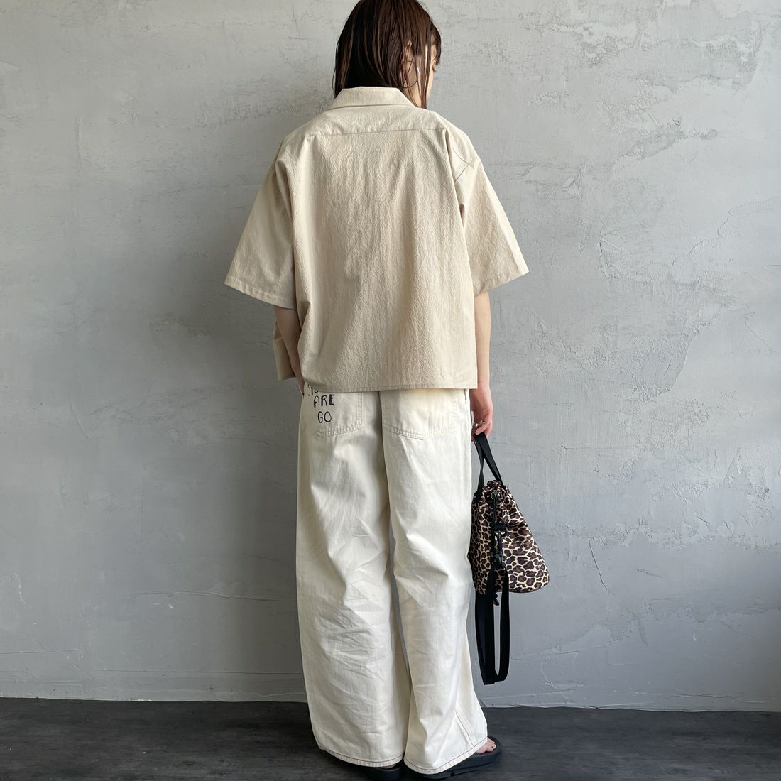 UNIVERSAL OVERALL [ユニバーサルオーバーオール] 別注 ビッグポケットショートスリーブワイドシャツ [U2523157IN-JF] BEIGE &&モデル身長：158cm 着用サイズ：F&&