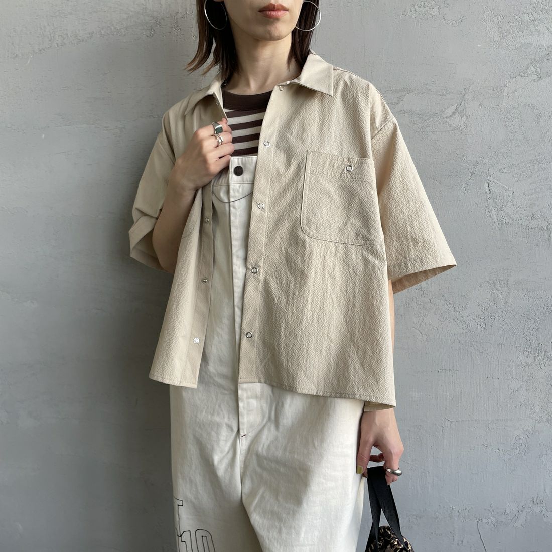 UNIVERSAL OVERALL [ユニバーサルオーバーオール] 別注 ビッグポケットショートスリーブワイドシャツ [U2523157IN-JF] BEIGE &&モデル身長：158cm 着用サイズ：F&&