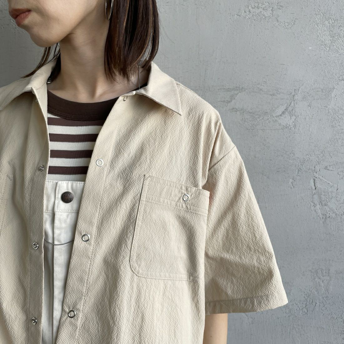 UNIVERSAL OVERALL [ユニバーサルオーバーオール] 別注 ビッグポケットショートスリーブワイドシャツ [U2523157IN-JF] BEIGE &&モデル身長：158cm 着用サイズ：F&&