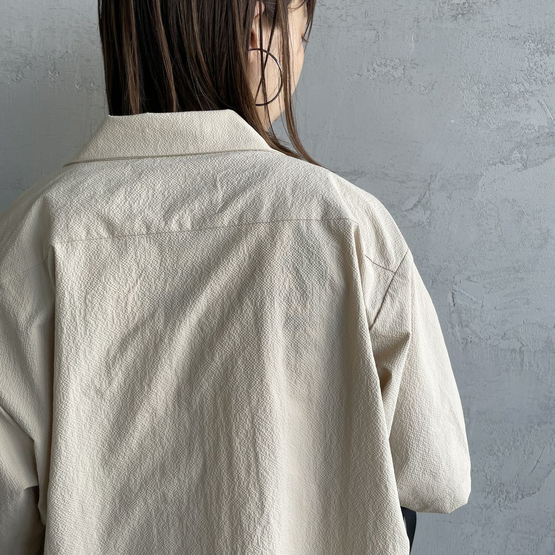 UNIVERSAL OVERALL [ユニバーサルオーバーオール] 別注 ビッグポケットショートスリーブワイドシャツ [U2523157IN-JF] BEIGE &&モデル身長：158cm 着用サイズ：F&&