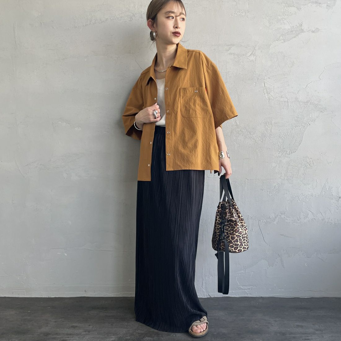 UNIVERSAL OVERALL [ユニバーサルオーバーオール] 別注 ビッグポケットショートスリーブワイドシャツ [U2523157IN-JF] BROWN &&モデル身長：150cm 着用サイズ：F&&