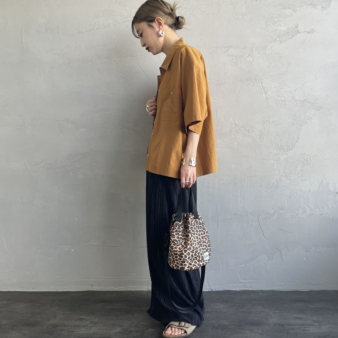 UNIVERSAL OVERALL [ユニバーサルオーバーオール] 別注 ビッグポケットショートスリーブワイドシャツ [U2523157IN-JF] BROWN &&モデル身長：150cm 着用サイズ：F&&