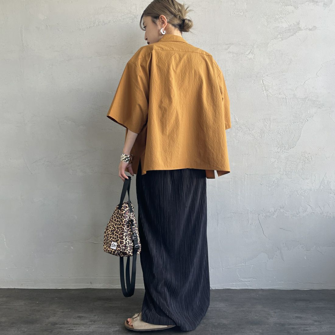 UNIVERSAL OVERALL [ユニバーサルオーバーオール] 別注 ビッグポケットショートスリーブワイドシャツ [U2523157IN-JF] BROWN &&モデル身長：150cm 着用サイズ：F&&