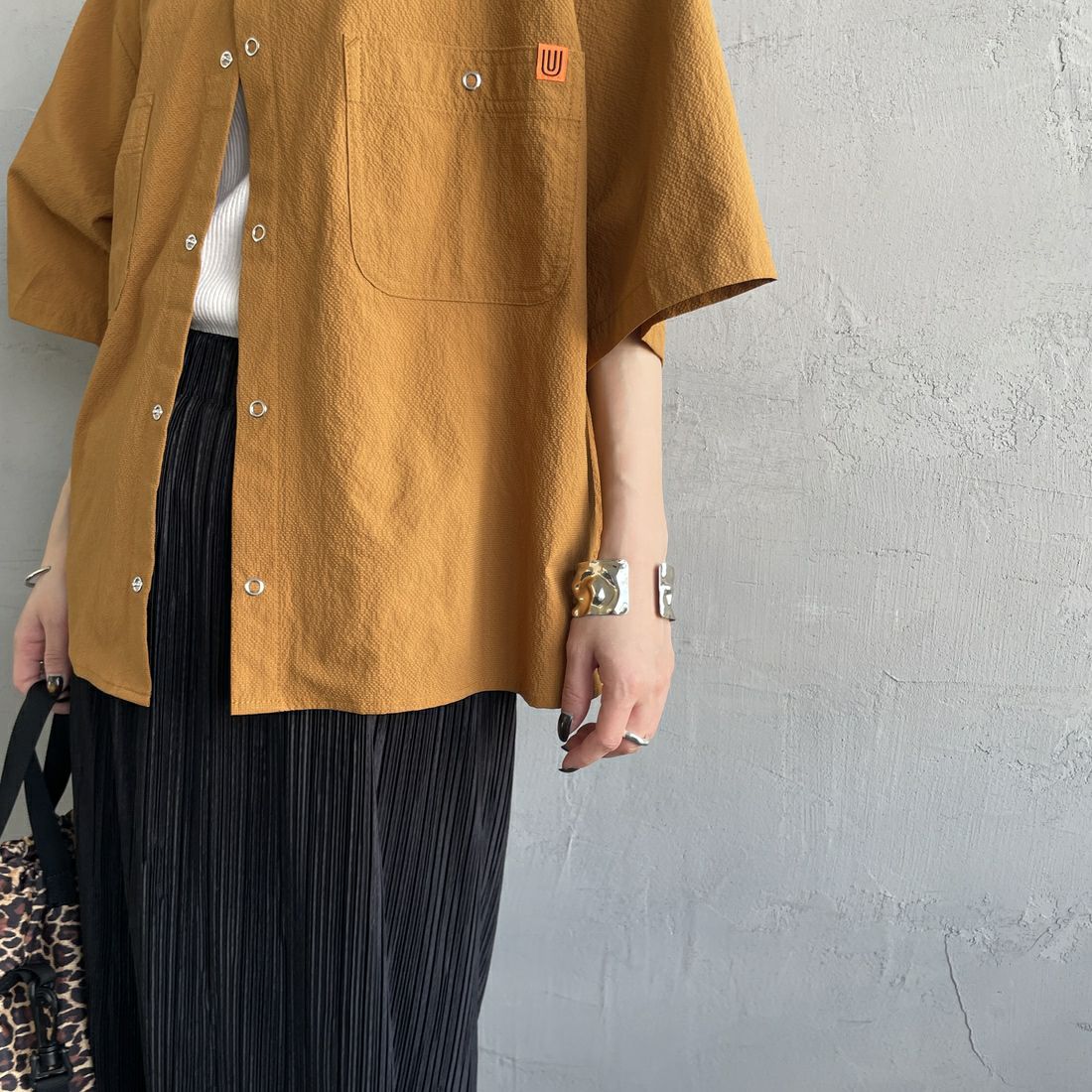 UNIVERSAL OVERALL [ユニバーサルオーバーオール] 別注 ビッグポケットショートスリーブワイドシャツ [U2523157IN-JF] NAVY &&モデル身長：160cm 着用サイズ：F&&