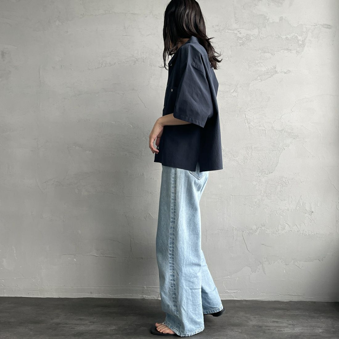 UNIVERSAL OVERALL [ユニバーサルオーバーオール] 別注 ビッグポケットショートスリーブワイドシャツ [U2523157IN-JF] NAVY &&モデル身長：160cm 着用サイズ：F&&