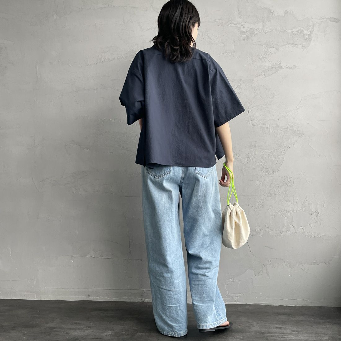UNIVERSAL OVERALL [ユニバーサルオーバーオール] 別注 ビッグポケットショートスリーブワイドシャツ [U2523157IN-JF] NAVY &&モデル身長：160cm 着用サイズ：F&&