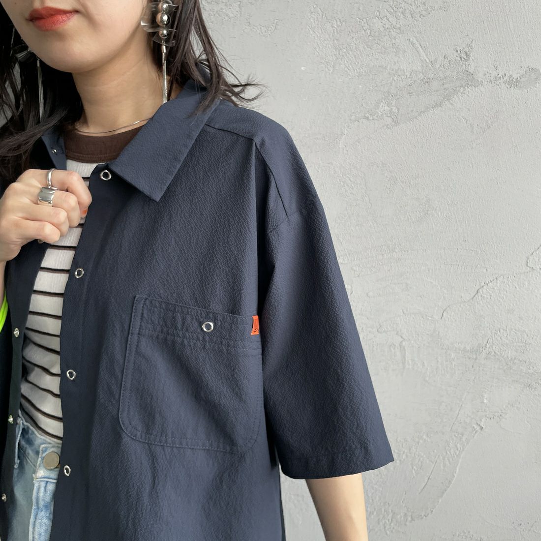 UNIVERSAL OVERALL [ユニバーサルオーバーオール] 別注 ビッグポケットショートスリーブワイドシャツ [U2523157IN-JF] NAVY &&モデル身長：160cm 着用サイズ：F&&