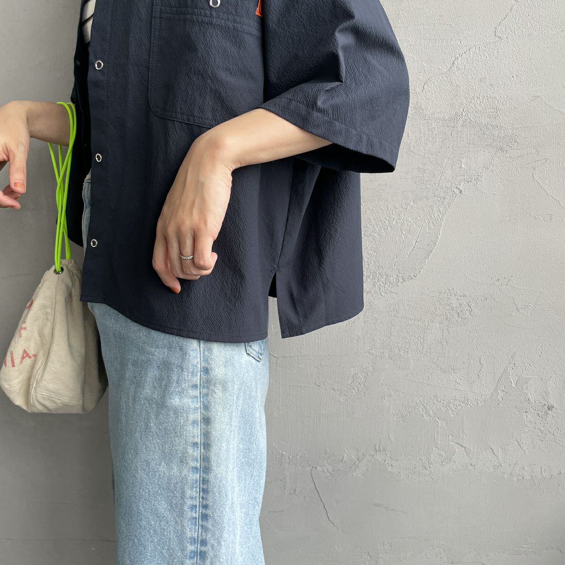 UNIVERSAL OVERALL [ユニバーサルオーバーオール] 別注 ビッグポケットショートスリーブワイドシャツ [U2523157IN-JF] NAVY &&モデル身長：160cm 着用サイズ：F&&