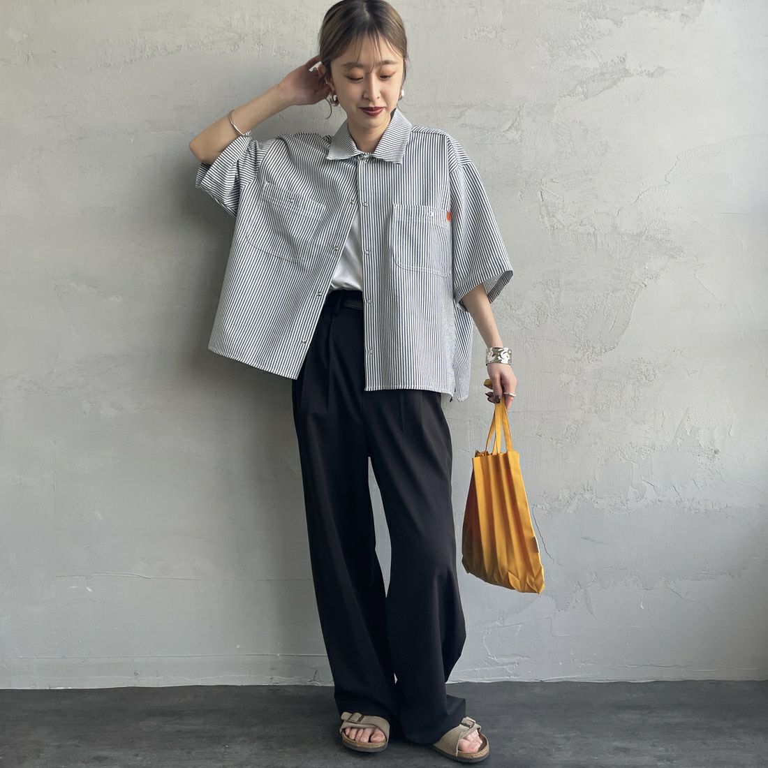 UNIVERSAL OVERALL [ユニバーサルオーバーオール] 別注 ビッグポケットショートスリーブワイドシャツ [U2523157IN-JF] NAVY ST &&モデル身長：150cm 着用サイズ：F&&
