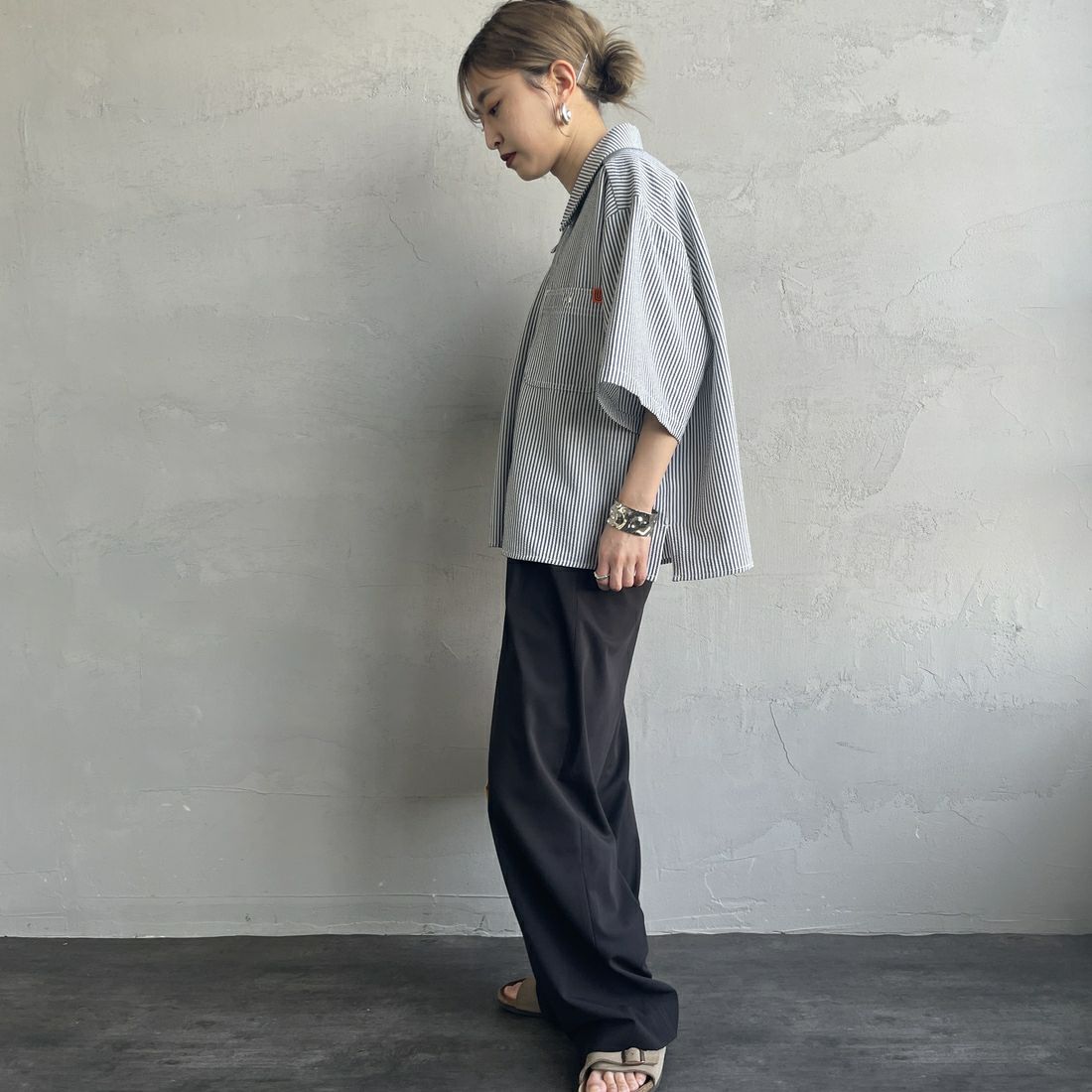 UNIVERSAL OVERALL [ユニバーサルオーバーオール] 別注 ビッグポケットショートスリーブワイドシャツ [U2523157IN-JF] NAVY ST &&モデル身長：150cm 着用サイズ：F&&