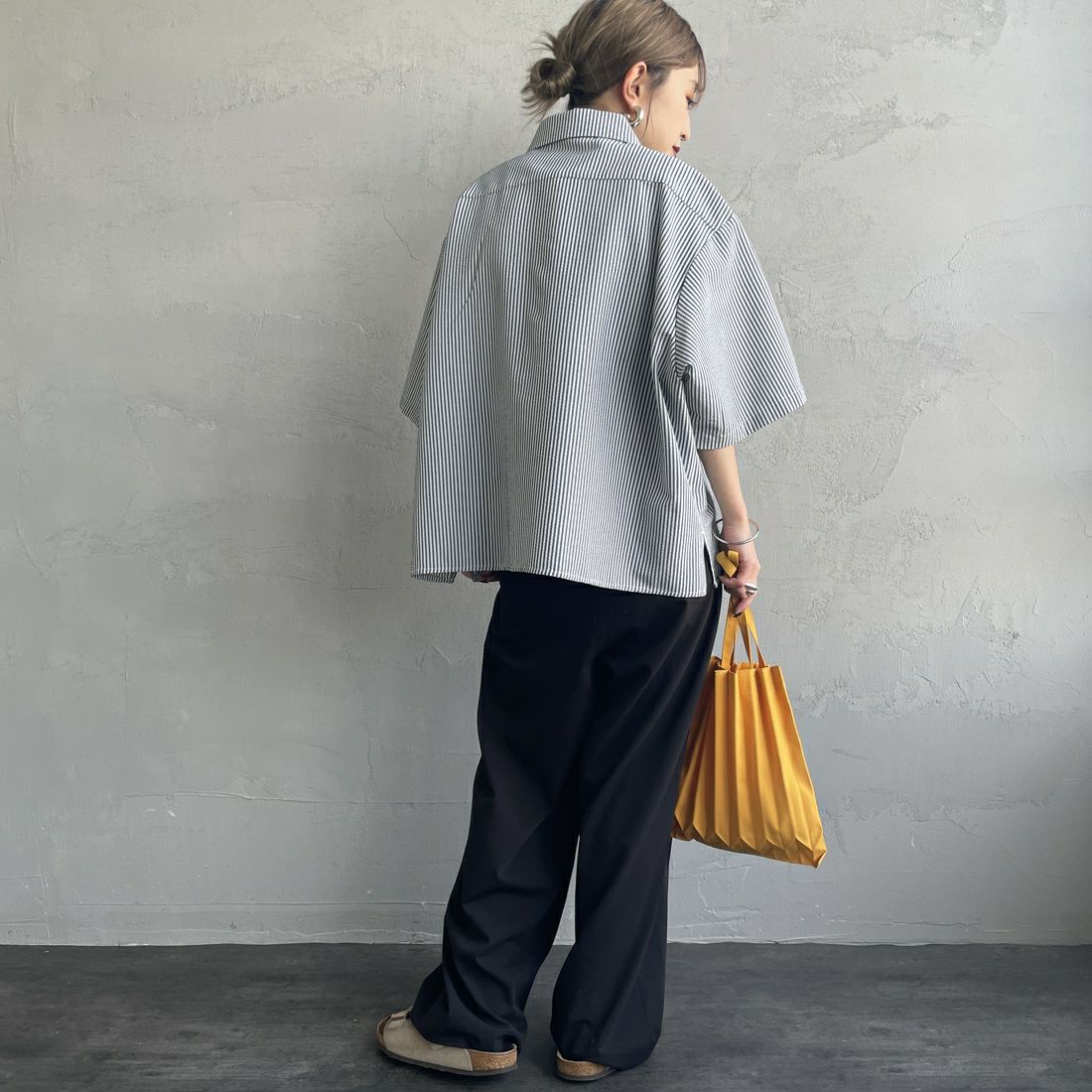 UNIVERSAL OVERALL [ユニバーサルオーバーオール] 別注 ビッグポケットショートスリーブワイドシャツ [U2523157IN-JF] NAVY ST &&モデル身長：150cm 着用サイズ：F&&