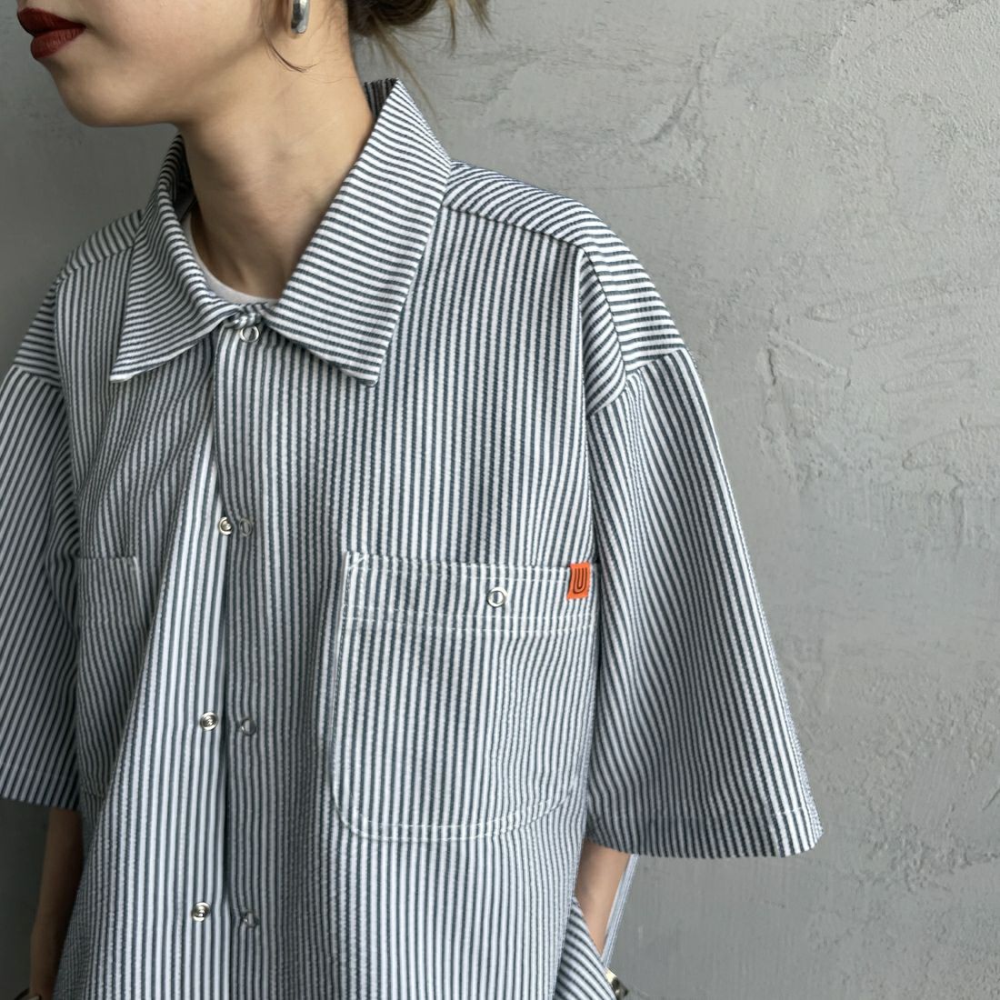 UNIVERSAL OVERALL [ユニバーサルオーバーオール] 別注 ビッグポケットショートスリーブワイドシャツ [U2523157IN-JF] NAVY ST &&モデル身長：150cm 着用サイズ：F&&