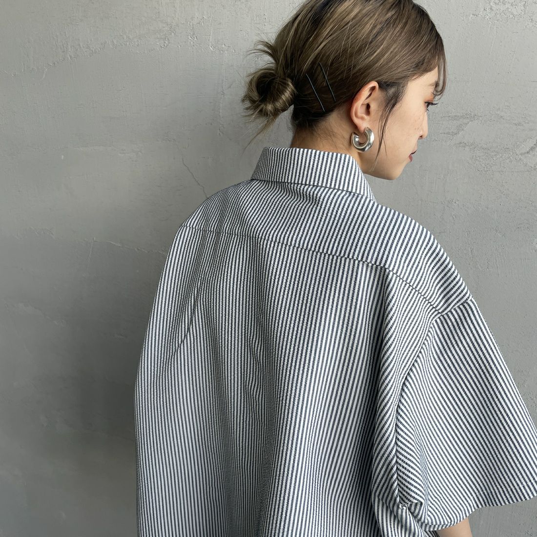 UNIVERSAL OVERALL [ユニバーサルオーバーオール] 別注 ビッグポケットショートスリーブワイドシャツ [U2523157IN-JF] NAVY ST &&モデル身長：150cm 着用サイズ：F&&