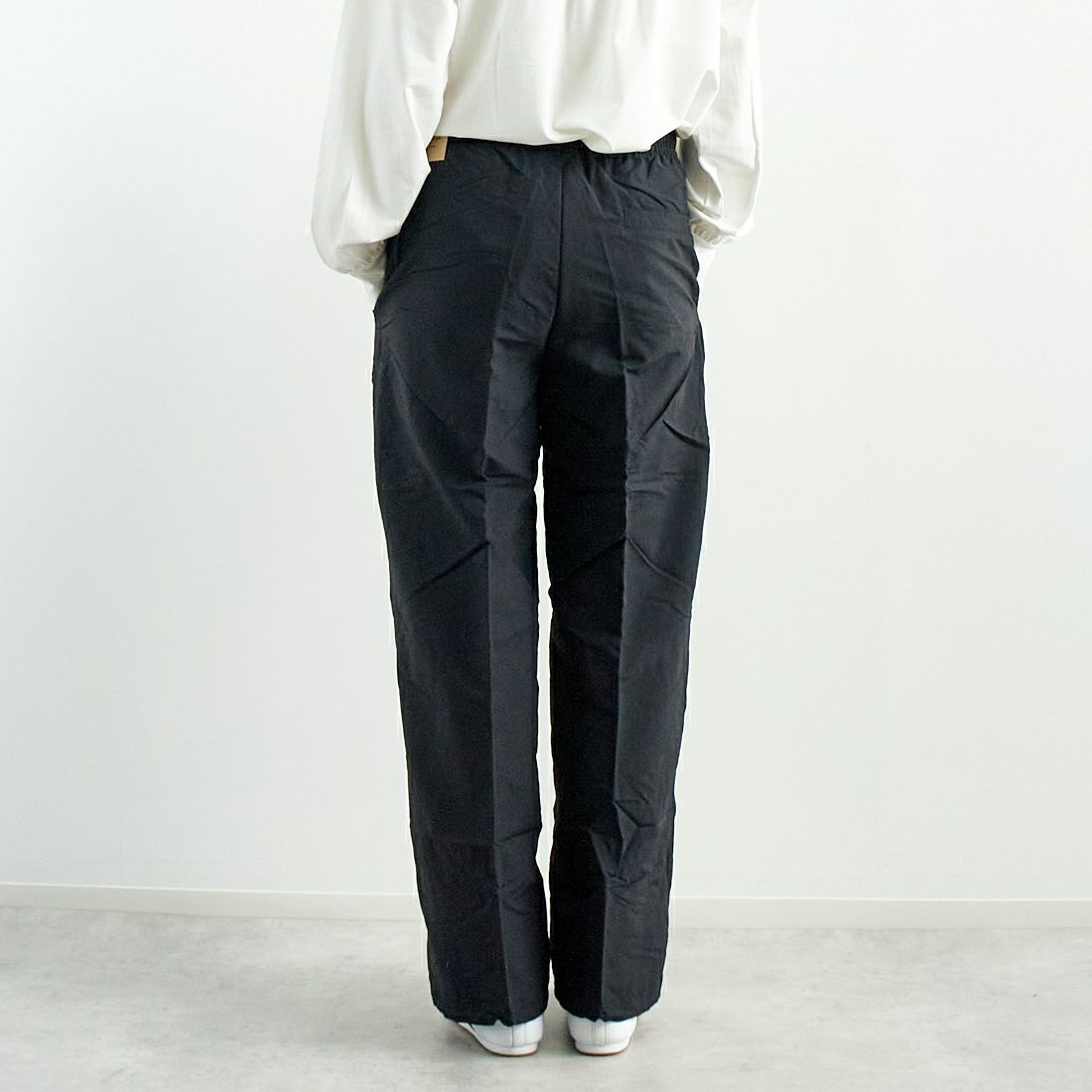 NIKE [ナイキ] ウィメンズ ミッドライズ オープンヘム パンツ [FQ3589] 010 ﾌﾞﾗｯｸ &&モデル身長：167cm 着用サイズ：M&&