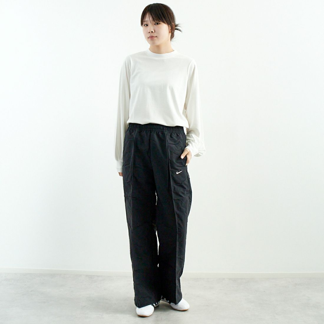 NIKE [ナイキ] ウィメンズ ミッドライズ オープンヘム パンツ [FQ3589] 010 ﾌﾞﾗｯｸ &&モデル身長：167cm 着用サイズ：M&&