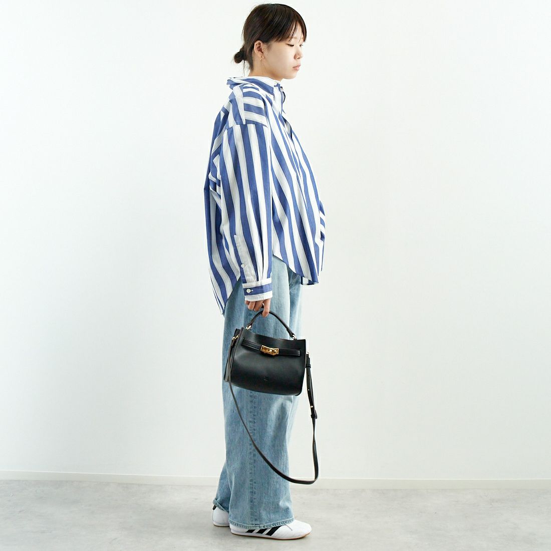 THE SHINZONE [ザ シンゾーン] ストライプダディシャツ [25SMSBL01] 85 NAVY &&モデル身長：167cm 着用サイズ：PO&&