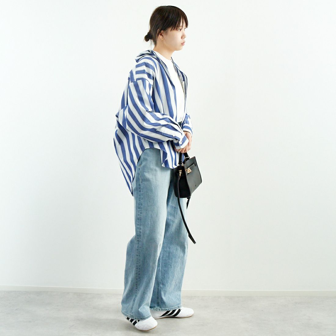 THE SHINZONE [ザ シンゾーン] ストライプダディシャツ [25SMSBL01] 85 NAVY &&モデル身長：167cm 着用サイズ：PO&&