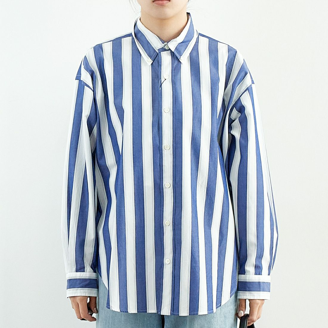 THE SHINZONE [ザ シンゾーン] ストライプダディシャツ [25SMSBL01] 85 NAVY &&モデル身長：167cm 着用サイズ：PO&&