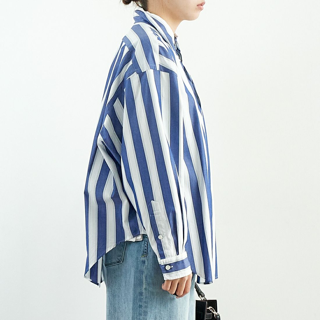 THE SHINZONE [ザ シンゾーン] ストライプダディシャツ [25SMSBL01] 85 NAVY &&モデル身長：167cm 着用サイズ：PO&&