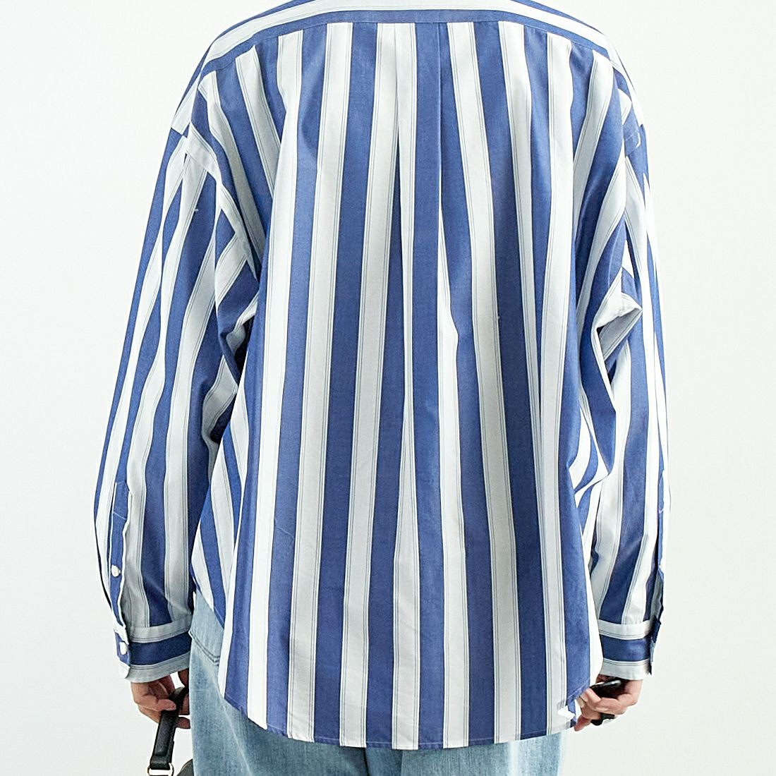 THE SHINZONE [ザ シンゾーン] ストライプダディシャツ [25SMSBL01] 85 NAVY &&モデル身長：167cm 着用サイズ：PO&&