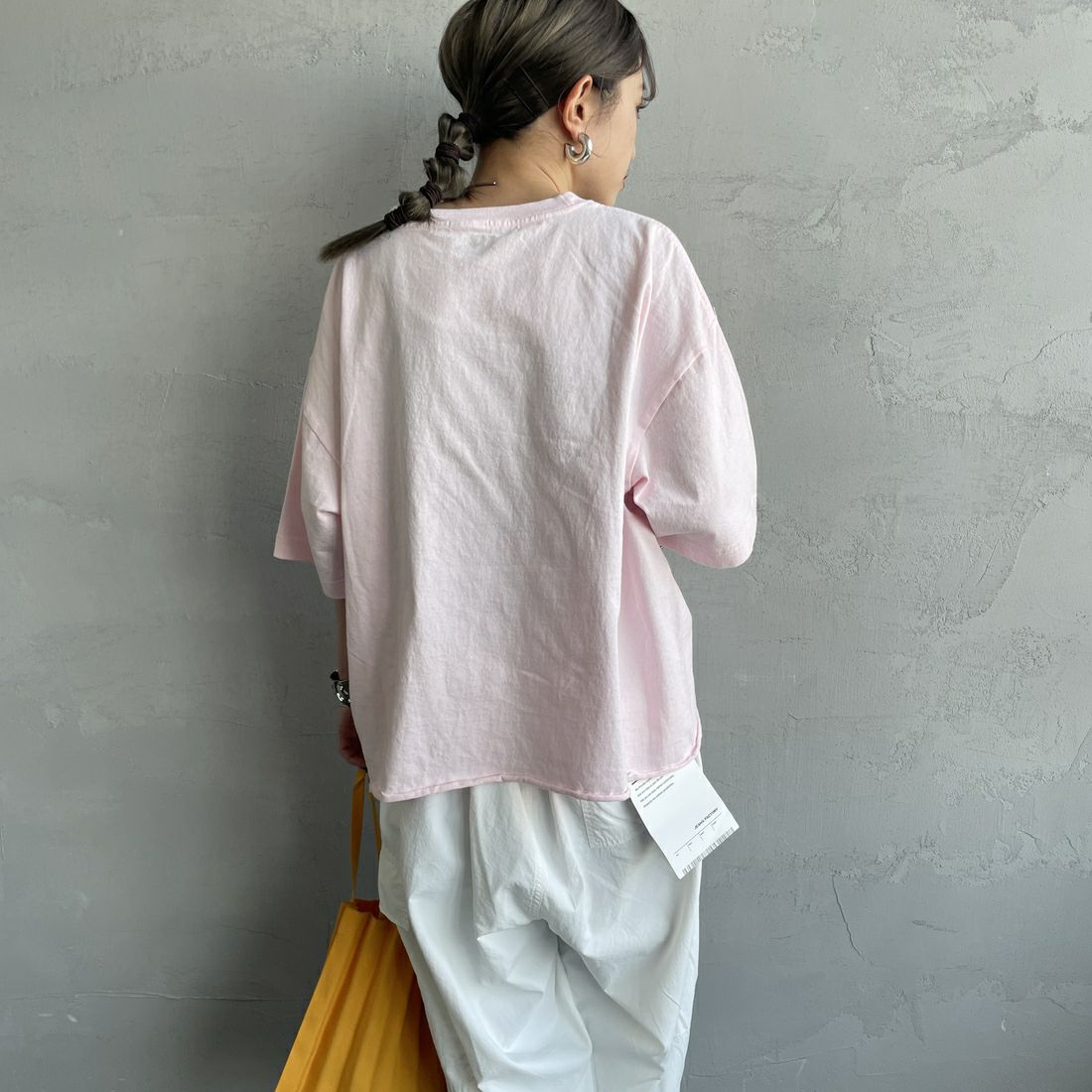 FUNG [ファング] ALOHA MAHALO カットオフプリントTシャツ [ALOHA-MAHALO] PINK &&モデル身長：150cm 着用サイズ：M&&