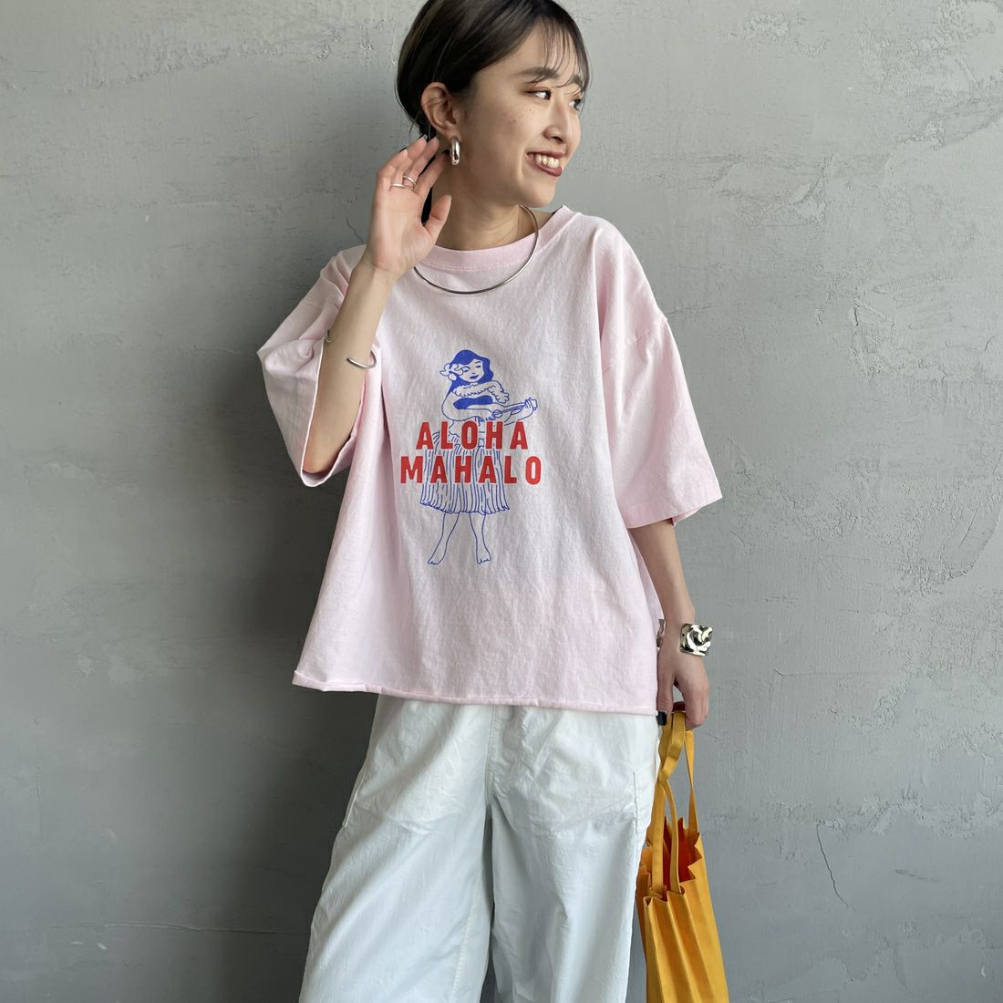 FUNG [ファング] ALOHA MAHALO カットオフプリントTシャツ [ALOHA-MAHALO] PINK &&モデル身長：150cm 着用サイズ：M&&