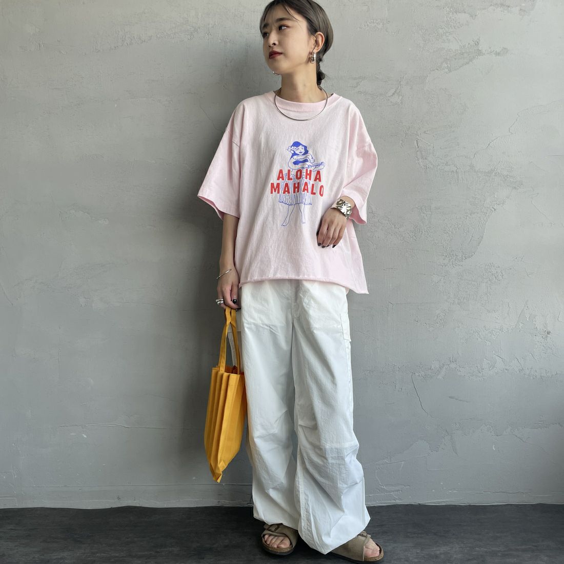 FUNG [ファング] ALOHA MAHALO カットオフプリントTシャツ [ALOHA-MAHALO] PINK &&モデル身長：150cm 着用サイズ：M&&