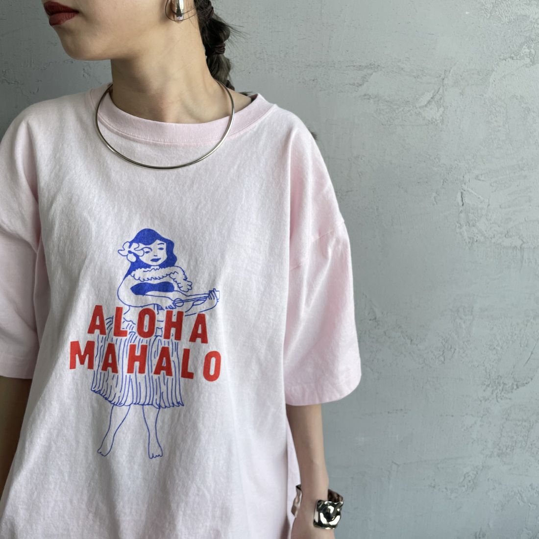 FUNG [ファング] ALOHA MAHALO カットオフプリントTシャツ [ALOHA-MAHALO] PINK &&モデル身長：150cm 着用サイズ：M&&
