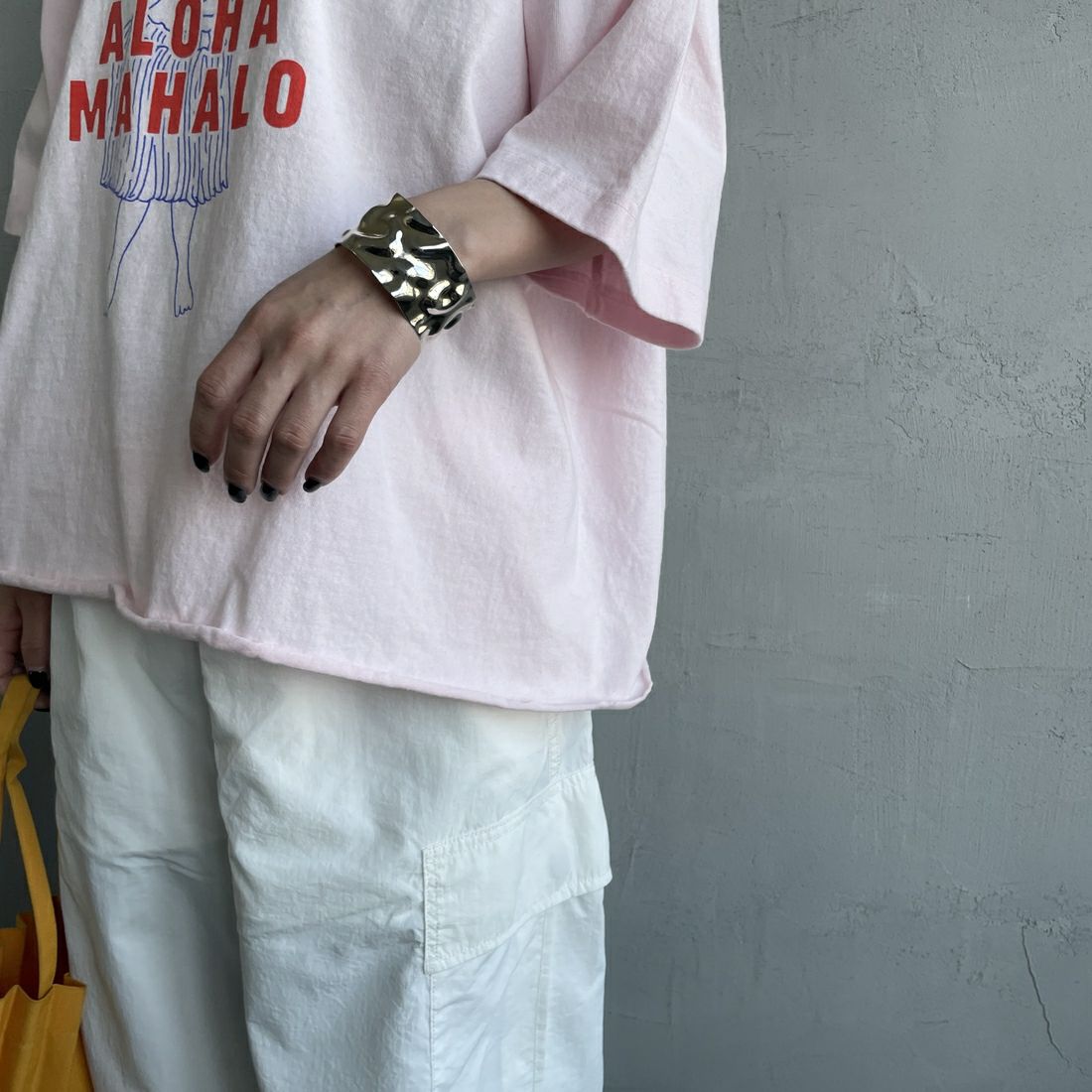 FUNG [ファング] ALOHA MAHALO カットオフプリントTシャツ [ALOHA-MAHALO] PINK &&モデル身長：150cm 着用サイズ：M&&