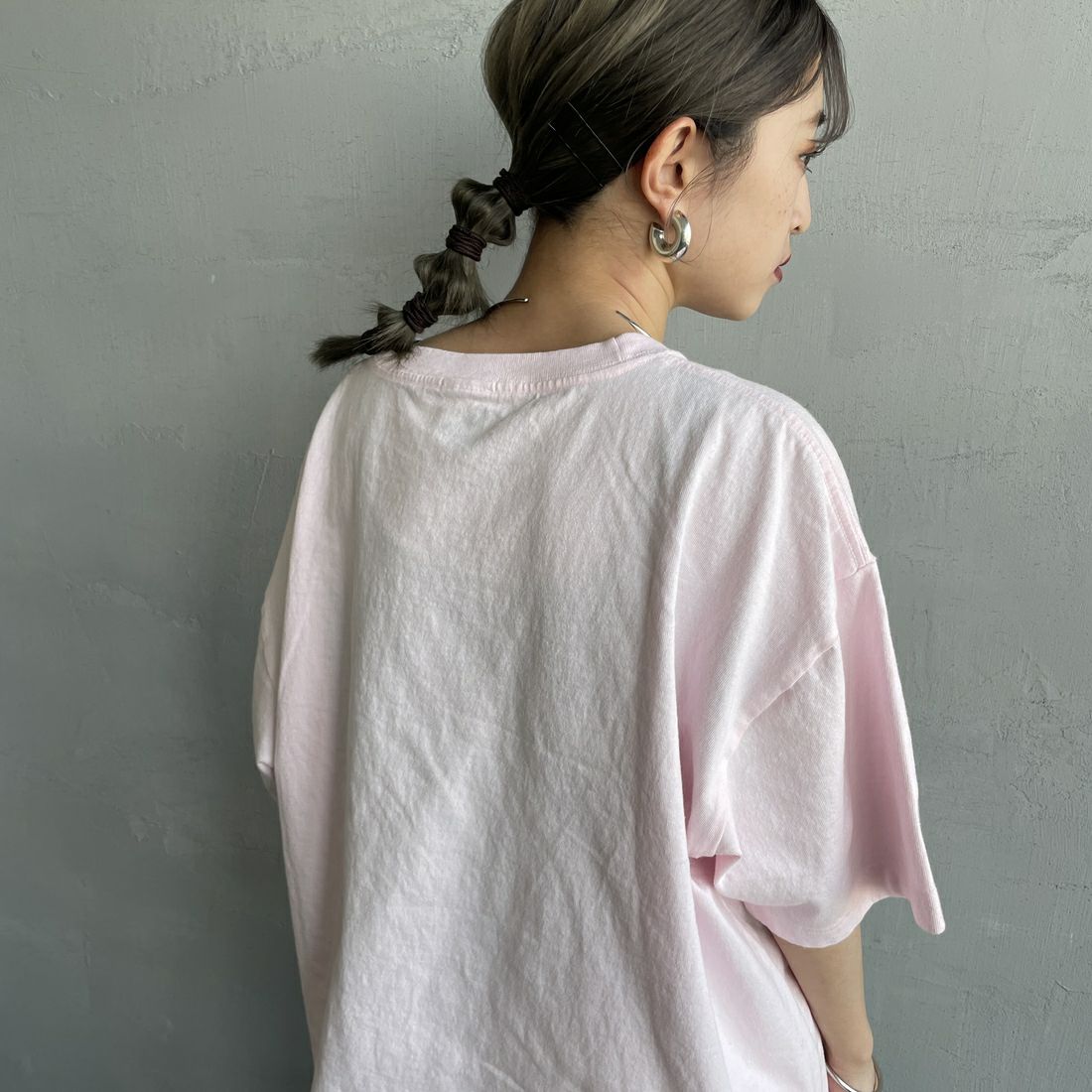 FUNG [ファング] ALOHA MAHALO カットオフプリントTシャツ [ALOHA-MAHALO] PINK &&モデル身長：150cm 着用サイズ：M&&