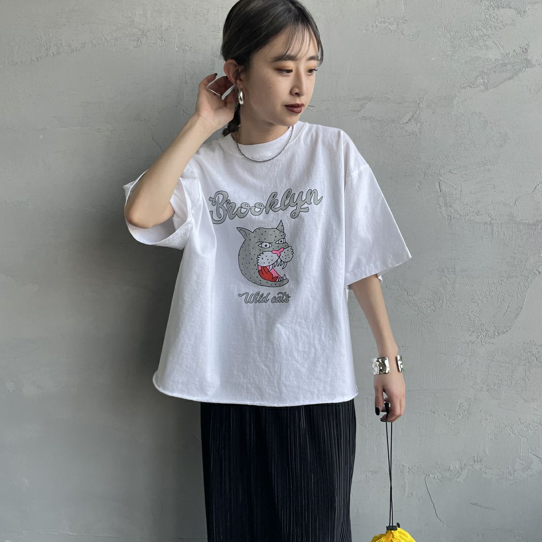 FUNG [ファング] BROOKLYN カットオフプリントTシャツ [BROOKLYN] WHITE &&モデル身長：150cm 着用サイズ：M&&
