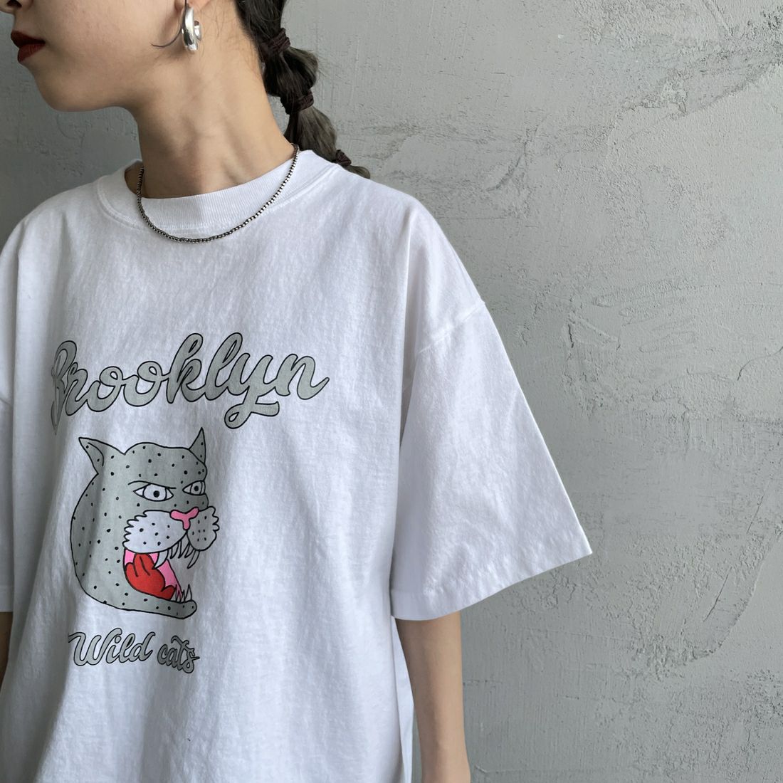 FUNG [ファング] BROOKLYN カットオフプリントTシャツ [BROOKLYN] WHITE &&モデル身長：150cm 着用サイズ：M&&