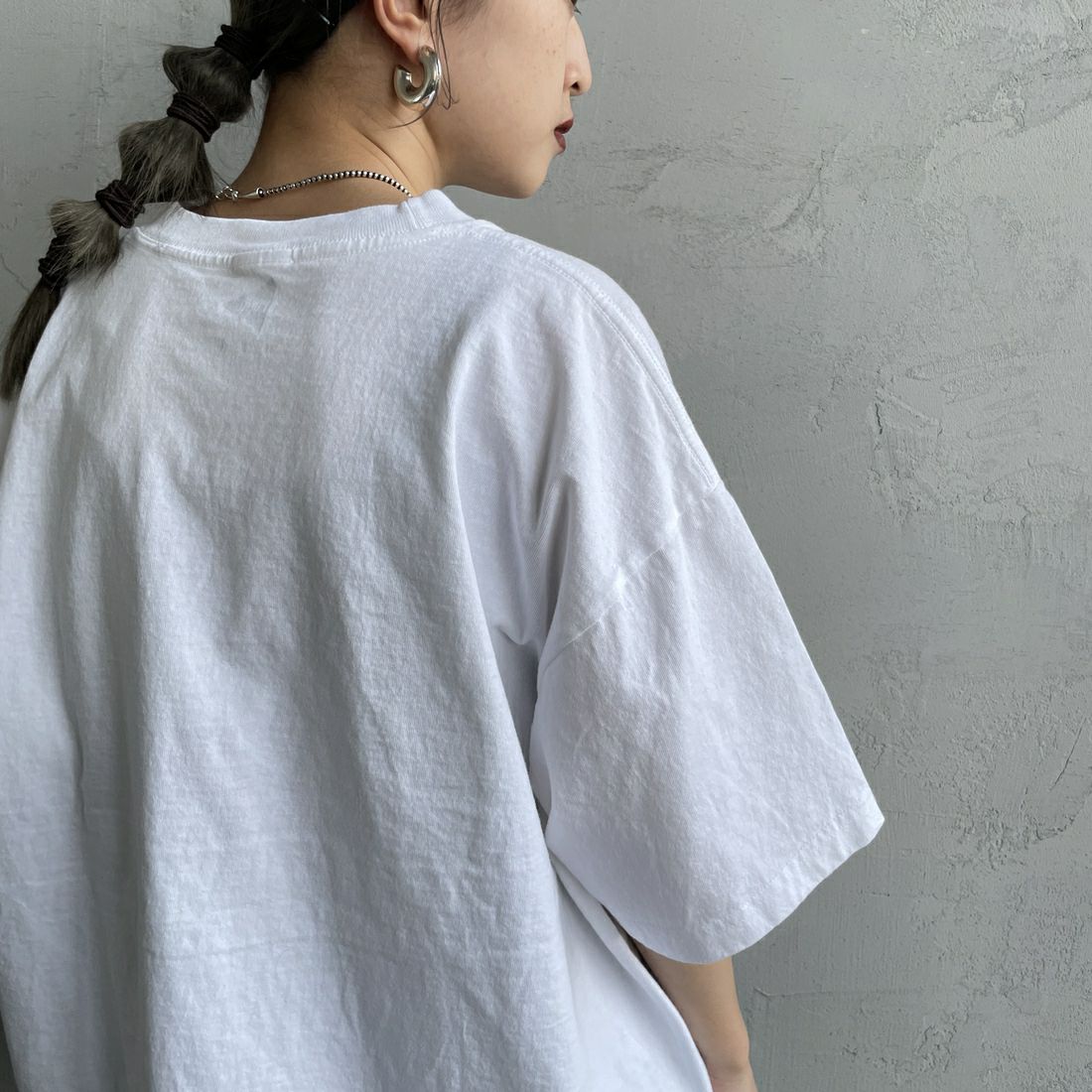 FUNG [ファング] BROOKLYN カットオフプリントTシャツ [BROOKLYN] WHITE &&モデル身長：150cm 着用サイズ：M&&