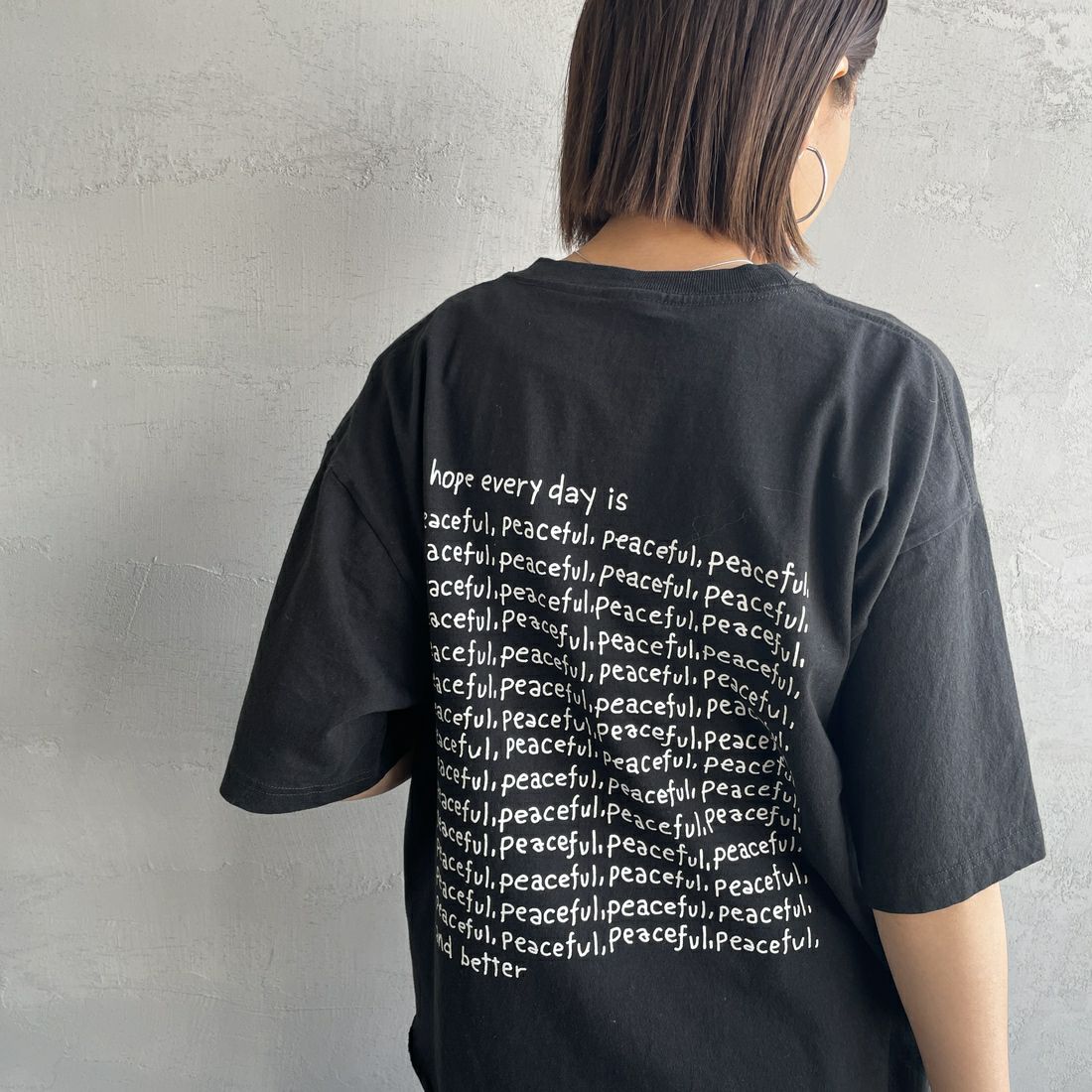 FUNG [ファング] PEACEFUL FB カットオフプリントTシャツ [PEACEFUL-FB] BK/WHITE &&モデル身長：159cm 着用サイズ：M&&