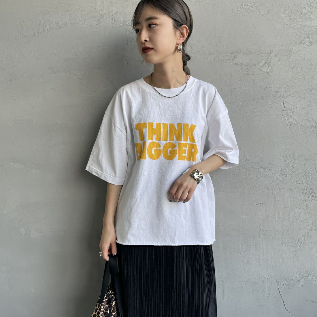 FUNG [ファング] THINK BIGGER カットオフプリントTシャツ [THINK-BIGGER] WH/YELLOW &&モデル身長：150cm 着用サイズ：M&&