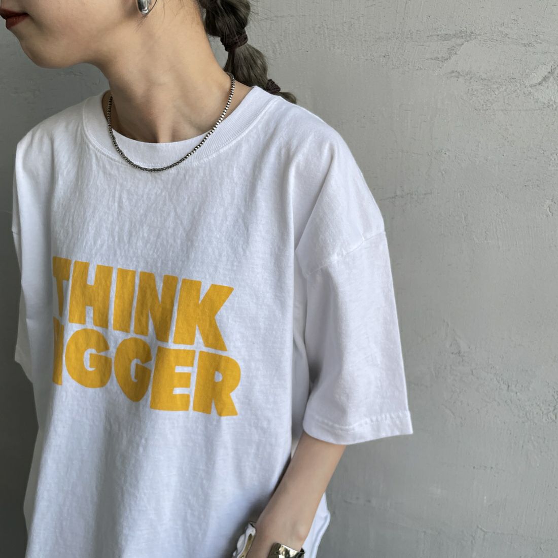 FUNG [ファング] THINK BIGGER カットオフプリントTシャツ [THINK-BIGGER] WH/YELLOW &&モデル身長：150cm 着用サイズ：M&&