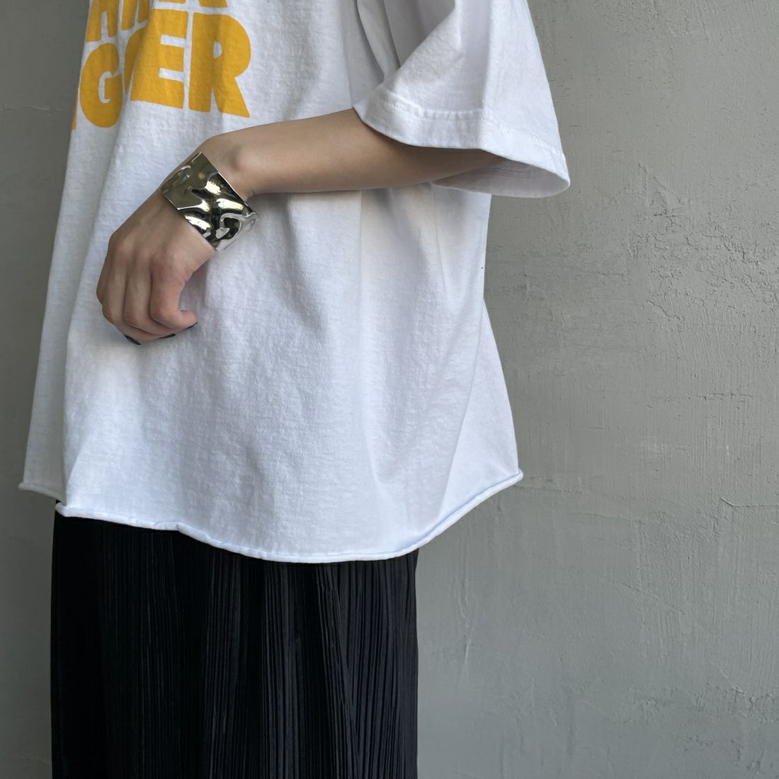 FUNG [ファング] THINK BIGGER カットオフプリントTシャツ [THINK-BIGGER] WH/YELLOW &&モデル身長：150cm 着用サイズ：M&&