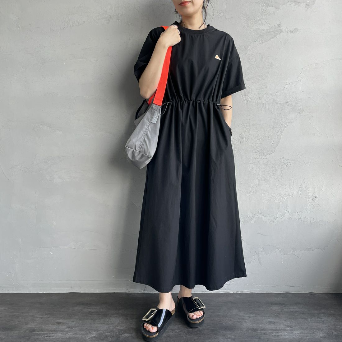 KELTY [ケルティ] 別注 ラッシュコンフォート ショートスリーブナイロンワンピース [KE252W30IN01-JF] ﾌﾞﾗｯｸ &&モデル身長：160cm 着用サイズ：F&&